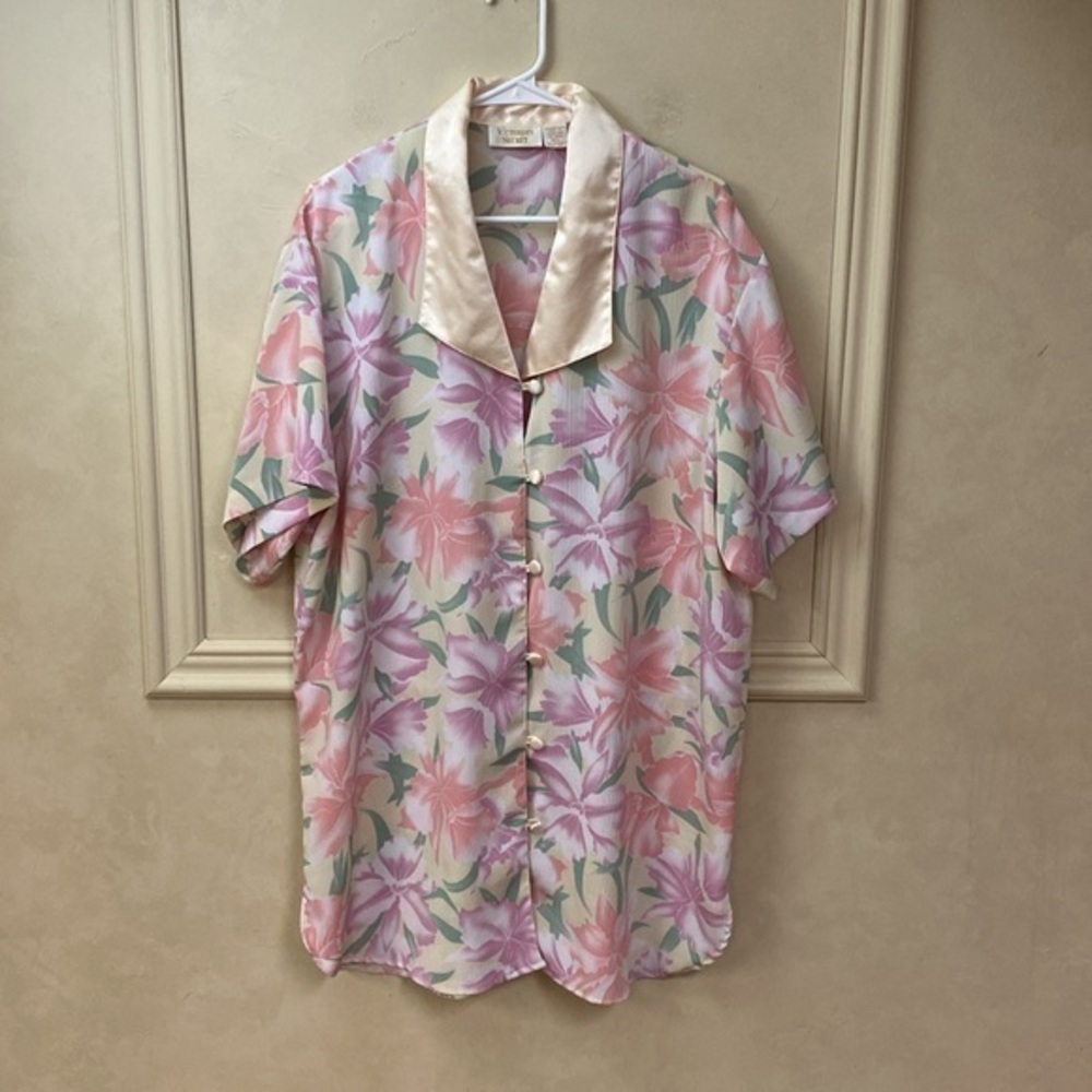 VINTAGE 90’s Victoria’s Secret Lily Floral Print Night Shirt Gold Label size M/L
